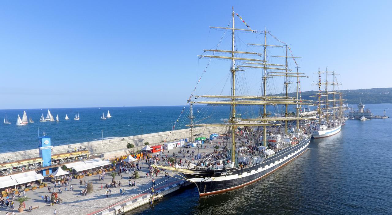 Tevi Apartments Varna Bagian luar foto